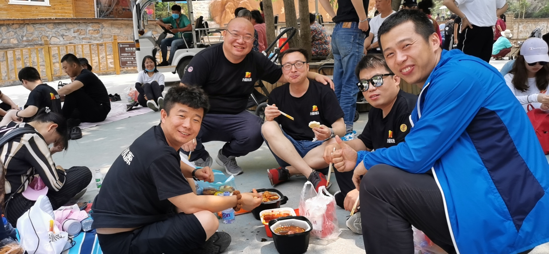 虽然山路崎岖,但同事们相互搀扶,彼此照应,团结友爱的小细节在团队
